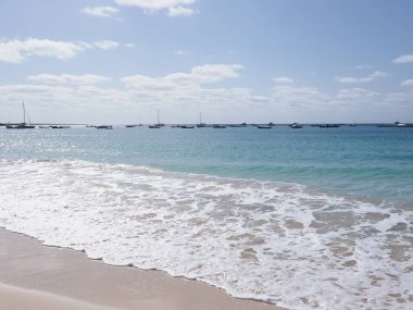 Atlantik Okyanusu kıyısında Afrika Santa Maria kasabasında Cape Verde 'de Sal Adası' nda, 2019 'da açık mavi gökyüzü nisan ayında güneşli bir bahar günü.