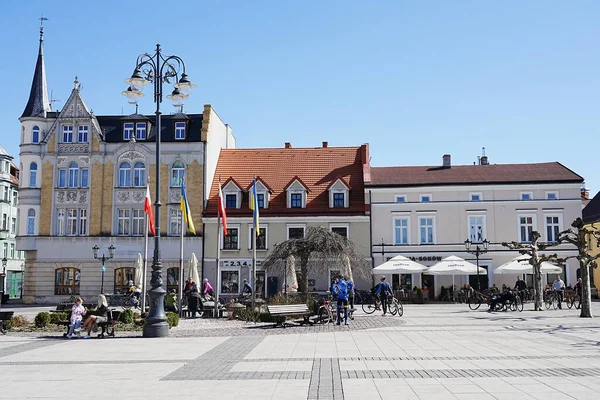 Pszczyna ポーランド2022年3月 ヨーロッパの市内中心部にある旧市場広場の古い建物 暖かい晴れた春の日に澄んだ青空 — ストック写真