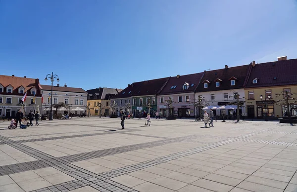 Pszczyna ポーランド2022年3月 ヨーロッパの市内中心部の主要市場広場の風景住宅 暖かい晴れた春の日に澄んだ青空 — ストック写真