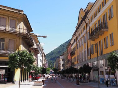 BELLINZONA, SWitness ZERLAND - HAZİRAN 2017: Avrupa şehrinin kentsel manzarası, kanton Ticino 'nun başkenti, ılık güneşli yaz gününde açık mavi gökyüzü.