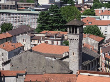 Ortaçağ kulesi ve Avrupa Bellinzona şehrinin çatıları, İsviçre kantonu Ticino 'nun başkenti 2017' de sıcak ve güneşli bir yaz günü.