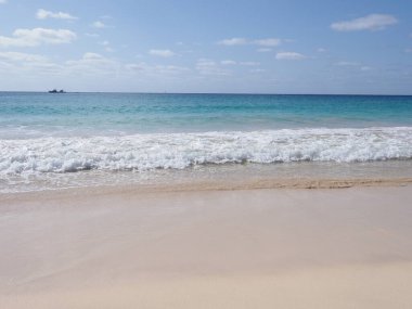 Afrika 'nın Santa Maria kasabasında, Cape Verde' de beyaz dalgalar, 2019 'da açık mavi gökyüzü Nisan ayında güneşli bahar günü.