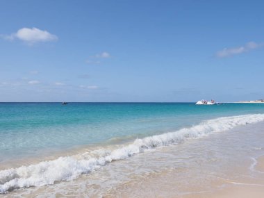 Afrika 'nın Santa Maria kasabasında sakin bir okyanus Cape Verde' de Sal Adası 'nda 2019' da açık mavi gökyüzü Nisan ayında güneşli bir bahar günü.