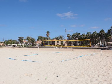 Afrika 'nın Santa Maria şehrindeki plaj voleybol sahası Cape Verde' deki Sal Adası 'nda. 2019' da açık mavi gökyüzü nisan ayında güneşli bir bahar günü..