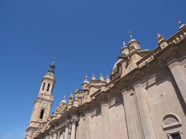 İspanya 'nın Aragon ilçesindeki Avrupa Saragossa şehrindeki Pillar Kilisesi' nin bir kısmı, Eylül 'de sıcak ve güneşli 2019 yazında açık mavi gökyüzü.