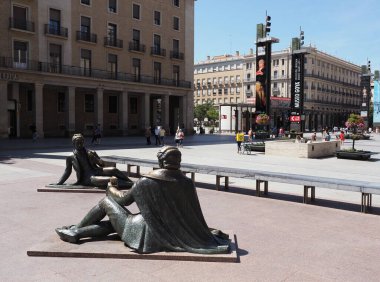 ZARAGOZA, SPAIN SEPTEMBER 2019: Avrupa 'nın Aragon ilçesindeki Plaza del Pilar' da Goya 'nın heykelleri, ılık güneşli yaz gününde açık mavi gökyüzü.