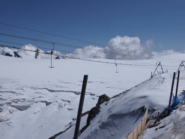 İsviçre 'deki Valais Kantonu' nda Breithorn ve Monte Rosa arasında kayak asansörü, 2018 'de açık mavi gökyüzü, Ağustos' ta güneşli bir yaz günü..