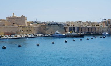 BIRGU, MALTA Mayıs 2022: Vittoriosa Avrupa şehrindeki St. Angelo Kalesi, güneşli bahar gününde açık mavi gökyüzü.