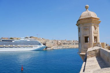 VALLETTA, MALTA Mayıs 2022: Avrupa Senglea 'daki Gardjola bahçesinden görünen yolcu gemisi Costa Fascinosa, güneşli bir bahar gününde açık mavi gökyüzü