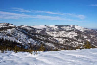 Avrupa yakınlarındaki Silezya Beskid sıradağları Polonya 'da Bialy Krzyz geçidi, 2022' de açık mavi gökyüzü soğuk güneşli kış günü Şubat.