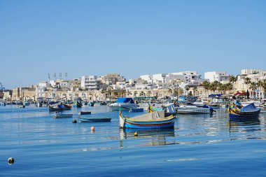 MARSAXLOKK, MALTA Mayıs 2022: Avrupa 'da balıkçı tekneleri, ılık güneşli bahar gününde açık mavi gökyüzü.