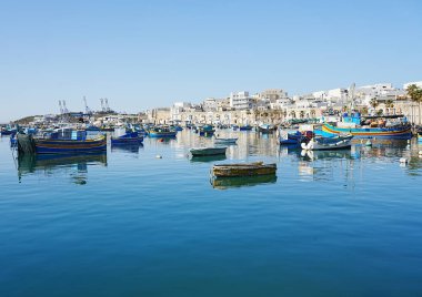 MARSAXLOKK, MALTA Mayıs 2022: Avrupa 'da balıkçı tekneleri panoraması, güneşli bahar gününde açık mavi gökyüzü.