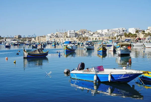 MARSAXLOKK, MALTA Mayıs 2022: Avrupa 'nın limanında balıkçı tekneleri, güneşli bahar gününde açık mavi gökyüzü.