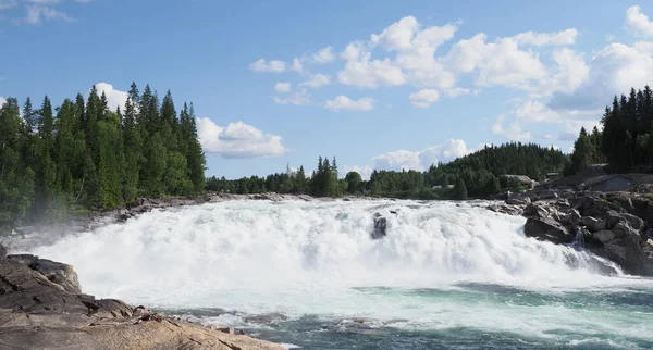 Norveç 'in Nordland bölgesindeki Avrupa Grane kasabasındaki Vefsna nehrinde Laksforsen Şelalesi manzarası, Temmuz' un 2019 'da güneşli bir yaz gününde açık mavi gökyüzü.