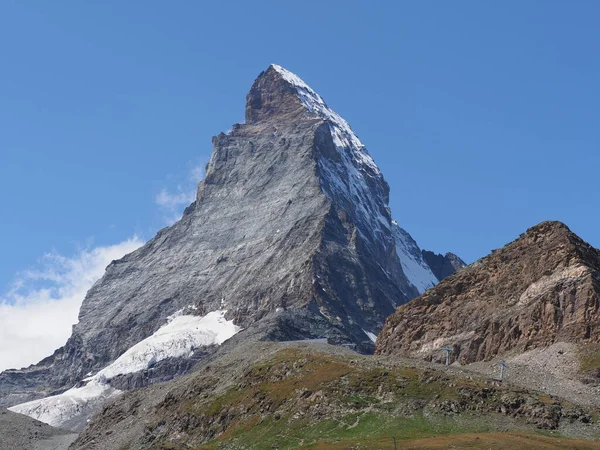 Matterhorn, Cervino Dağı, 4478 metre Avrupa Alpleri 'nde İsviçre' deki Valais Kantonu 'nda, açık mavi gökyüzü 2018' de güneşli bir yaz günü..