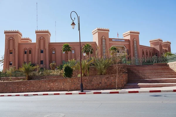 Fas 'ın Draa Tafilalet bölgesindeki Afrika Zagora kasabasında eyalet yönetiminin yükselişi, 2023' ün sıcak kış gününde açık mavi gökyüzü