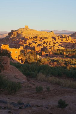 Afrika Atlas Dağları 'ndaki manzaralı kaşbah Ait Ben Haddou Fas' ta açık mavi gökyüzü 2023 Ocak ayındaki güneşli kış günü- dikey