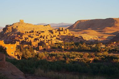 Fas 'taki Afrika Atlas Dağları' ndaki Kasbah Ait Ben Haddou 'ya bakın. 2023' te açık mavi gökyüzü, Ocak ayının güneşli ve güneşli kış günü..