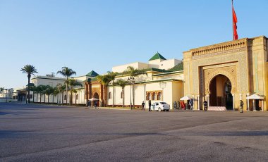 RABAT, MOROCCO Ocak 2023: Afrika 'nın başkentinde sarayın yükselişi, ılık güneşli kış gününde açık mavi gökyüzü.