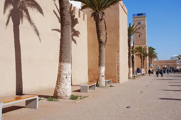 ESSAOUIRA, MOROCCO Şubat 2023: Afrika 'da eski savunma duvarları, açık mavi gökyüzü soğuk güneşli kış gününde.