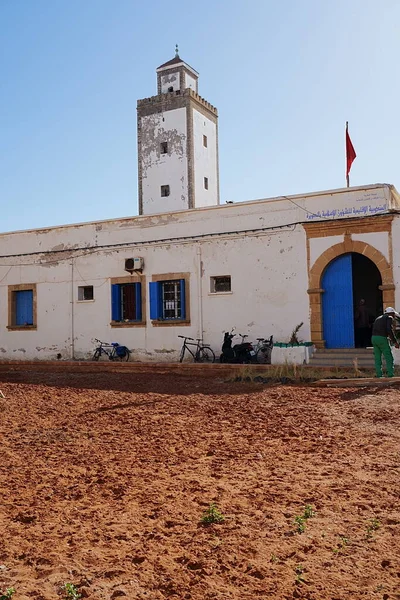 Mezquita Blanca Con Minarete Ciudad Africana Essaouira Marruecos Cielo Azul —  Fotos de Stock