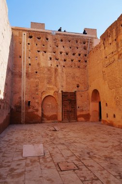 Afrika 'nın Marakeş şehrindeki El Badi sarayının kalıntıları, 2023' te açık mavi gökyüzü Ocak ayındaki soğuk güneşli kış günü- dikey