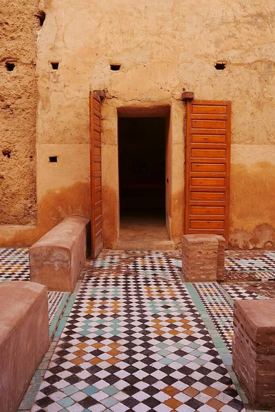 2023年1月1日摩洛哥马拉喀什非洲城市El Badi宫的清真寺和门 垂直方向 图库图片
