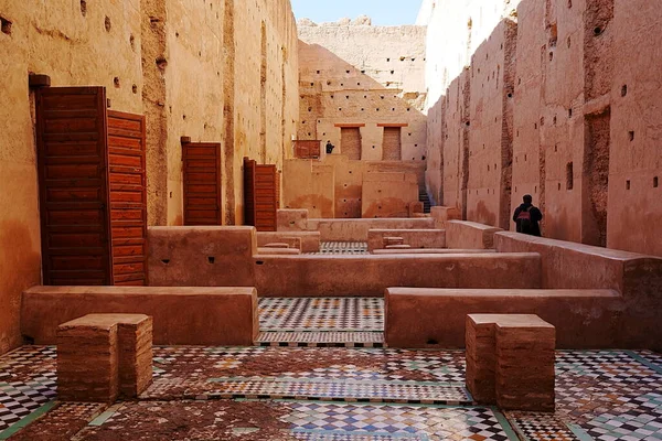 摩洛哥马拉喀什市El Badi宫的清真寺 2023年1月寒冷 阳光明媚的冬日 天空晴朗 图库照片