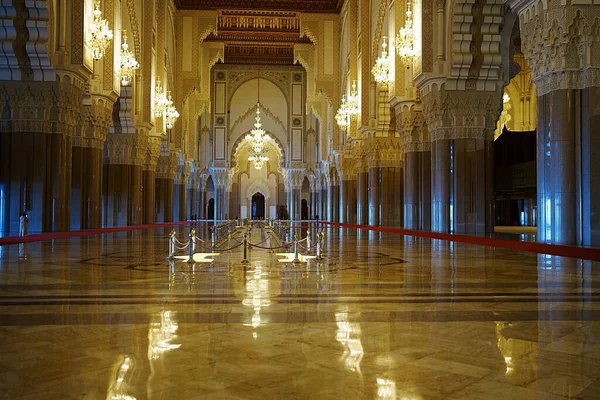 2023년 모로코의 아프리카 카사블랑카 도시의 바닥에 반사하는 모스크의 — 스톡 사진