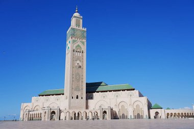Fas 'taki Afrika Kazablanka şehrinde minareli Hasan II camisine, Ocak' ın sıcak ve güneşli 2023 'ünde açık mavi gökyüzüne bakın..