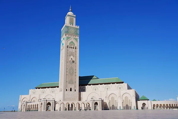 Fas 'taki Afrika Kazablanka şehrinde minareli Hasan II camisine, Ocak' ın sıcak ve güneşli 2023 'ünde açık mavi gökyüzüne bakın..