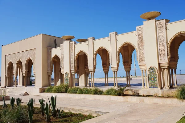 Elegantes Arcadas Mezquita Hassan Ciudad Africana Casablanca Marruecos Cielo Azul — Foto de Stock
