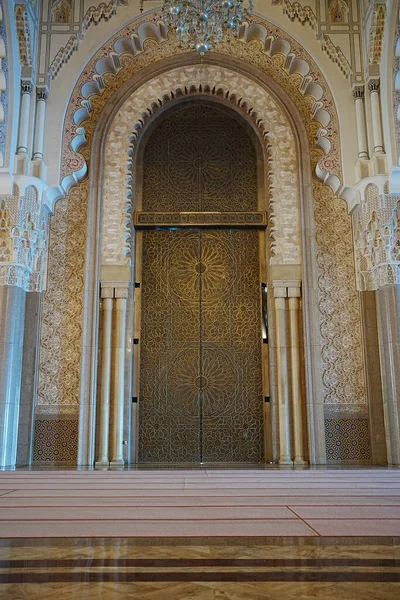 Είσοδος Μέσα Στο Τζαμί Χασάν Στην Καζαμπλάνκα Του Μαρόκου Κάθετη — Φωτογραφία Αρχείου