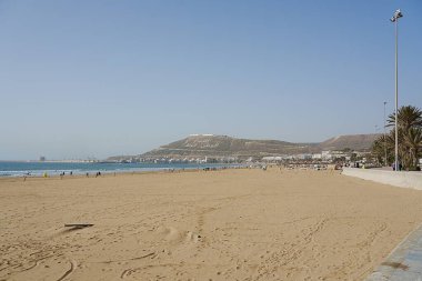 Atlantik Okyanusu ve Fas 'ın Afrika şehrinde gezinti, Ocak' ın sıcak ve güneşli 2023 'ünde açık mavi gökyüzü..