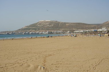 Fas 'ta turistik deniz kenarı Afrika şehri, Ocak' ta sıcak ve güneşli bir kış günü 2023 'te açık mavi gökyüzü.
