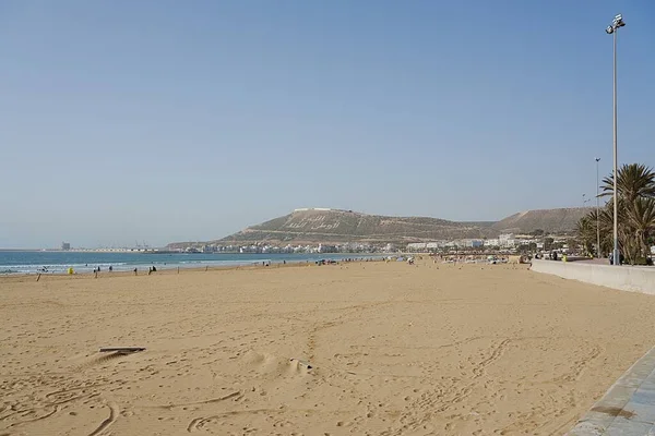 在摩洛哥的非洲城市Agadir 大西洋与长廊 2023年1月温暖阳光明媚的冬日晴朗的蓝天 — 图库照片