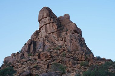 Tiznit ilindeki Afrika Tafraout şehrinin yakınlarındaki ünlü dağ, Fas 'taki Souss-Massa, Ocak' ta açık mavi gökyüzü..