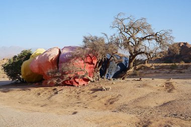 Renkli taşlar. Tiznit 'te Afrika' nın Tafraout kasabası yakınlarında çöl, Fas 'ın Souss-Massa' sı, Ocak 'ın 2023' ünde açık mavi gökyüzü.