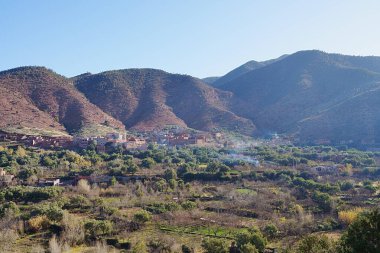 Fas 'ın Afrika kenti yakınlarındaki Ourika Vadisi' nde bir köy. 2023 yılının ılık ve güneşli kış gününde açık mavi gökyüzü..