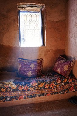 Berber Evi 'nin pencereli yatak odası, Afrika' nın Marakeş şehri yakınlarındaki Ourika Vadisi, 2023 yılının güneşli kış günü - dikey