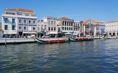AVEIRO, PORTUGAL MAYIS 2022: Avrupa 'da eski evler ve moliceiro tekneleri, güneşli bahar gününde açık mavi gökyüzü.