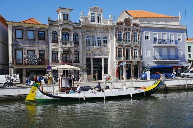 AVEIRO, MAYIS 2022 'DE PORTUGAL: Avrupai kentte moliceiro botlarıyla gezinti, güneşli bahar gününde açık mavi gökyüzü.