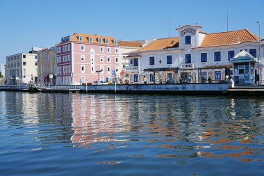 Portekiz 'in Avrupa Aveiro şehrindeki renkli binalar, 2022' de açık mavi gökyüzü Mayıs ayının güneşli bahar günü.