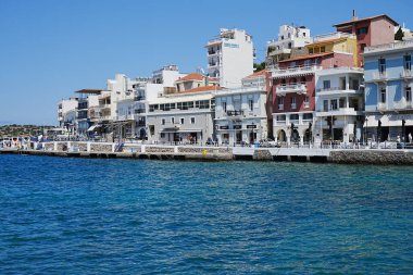 Yunanistan 'ın Girit adasının Lasithi kentindeki Agios Nikolaos kasabasındaki Voulismeni Gölü' nde cephe, Mayıs 'ın 2023' te güneşli bahar gününde açık mavi gökyüzü.