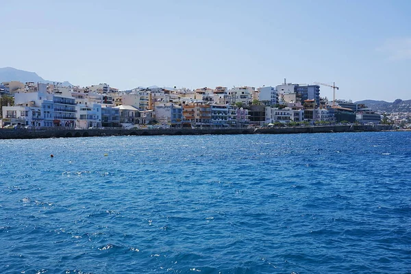 欧洲Agios Nikolaos小镇位于希腊米拉贝洛湾克里特岛Lasithi地区 2023年五月温暖的春日晴朗的蓝天 — 图库照片