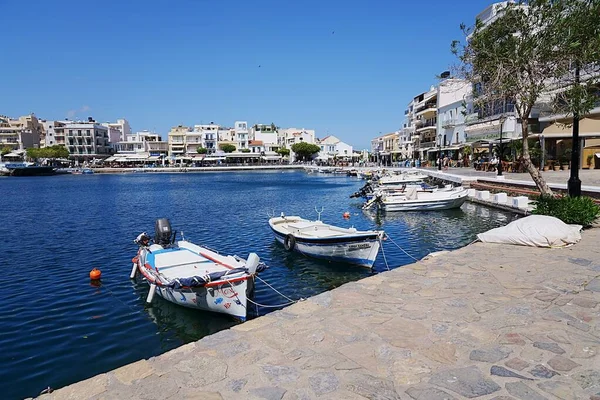 希腊克里特岛拉西提的European Agios Nikolaos镇Voulismeni湖的摩托艇 在2023年5月温暖的阳光明媚的春天晴朗的蓝天 — 图库照片
