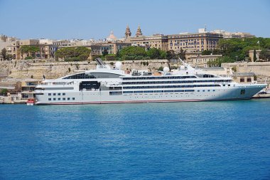 Avrupa 'nın VALLETTA başkenti Malta' daki beyaz yolcu gemisi, 2022 'de açık mavi gökyüzü Mayıs ayının güneşli bahar günü.
