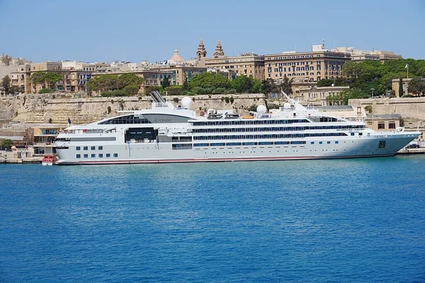 欧洲瓦莱塞塔首府马耳他的白色班轮 在2022年5月温暖阳光明媚的春天晴朗的蓝天 — 图库照片