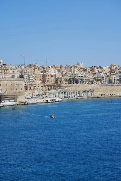俯瞰欧洲瓦莱塞塔首都马耳他 清澈的蓝天在2022年温暖阳光明媚的春天五月 — 图库照片