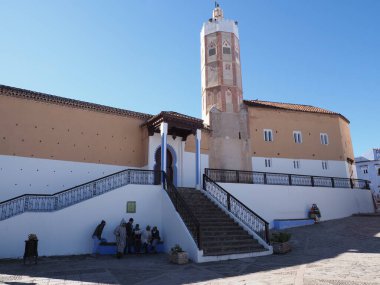 Fas 'ın CheFCHAOUEN kentindeki Place Outa Hamamı' ndan Büyük Cami 'ye, 2019' un güneşli bahar gününde açık mavi gökyüzüne bakın..